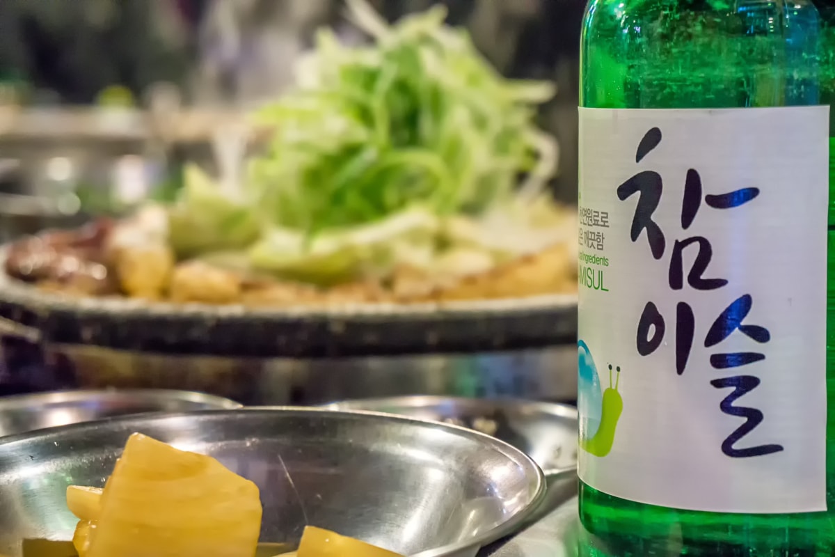 人気急上昇 韓国のお酒 チャミスルのかっこいい開け方や美味しい飲み方を詳しく解説 ココアマガジン 美容 ファッション トレンド情報をお届け